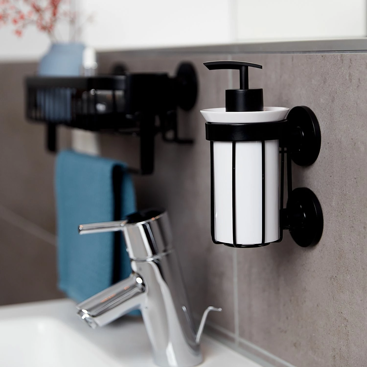 WENKO Seifenspender Classic Plus - Stahl / ABS - Schwarz / Weiß 6 WENKO Seifenspender Classic Plus - Stahl / ABS - Schwarz / Weiß – Bild 4