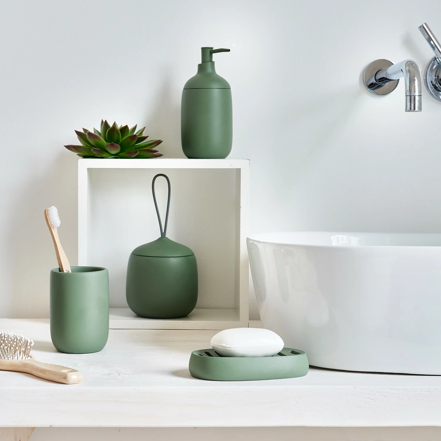Zeller Seifenspender Modern - Polyresin / Kunststoff - Salbeigrün - 7,2 x 16 cm 4 Zeller Seifenspender Modern - Polyresin / Kunststoff - Salbeigrün - 7,2 x 16 cm – Bild 2
