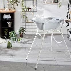 Rotho Babydesign Babybadewannen-Set TOP Badelösung 4-tlg - Grau -Badaccessoires Verkäufe 1000293734 210922 15443600128 MOOD DETAILS P000000001000293734 mood