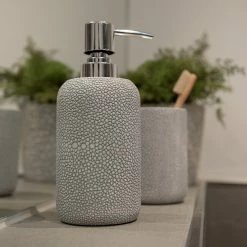 WENKO Seifenspender Raja - Polyresin - Grau -Badaccessoires Verkäufe 1000333217 220218 021 MOOD DETAILS P000000001000333217 mood