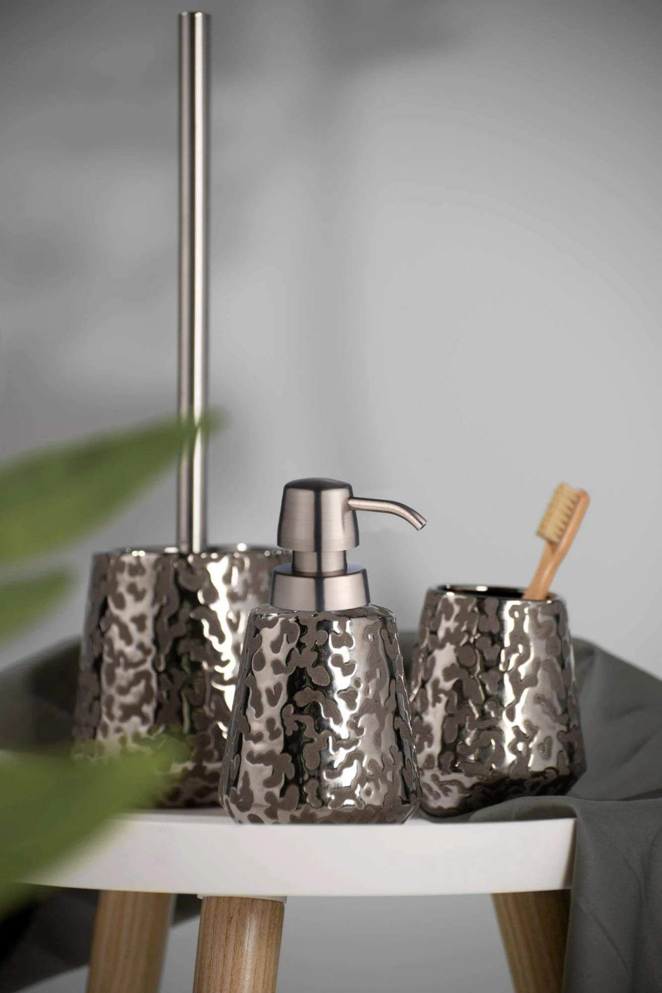 WENKO Zahnputzbecher BURGOS mit Platin-Details 5 WENKO Zahnputzbecher BURGOS mit Platin-Details – Bild 3