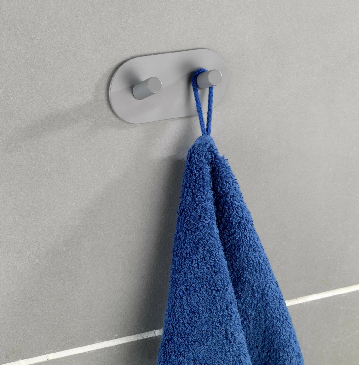 Grauer Handtuchhalter, 2 Haken, WENKO 4 Grauer Handtuchhalter, 2 Haken, WENKO – Bild 2